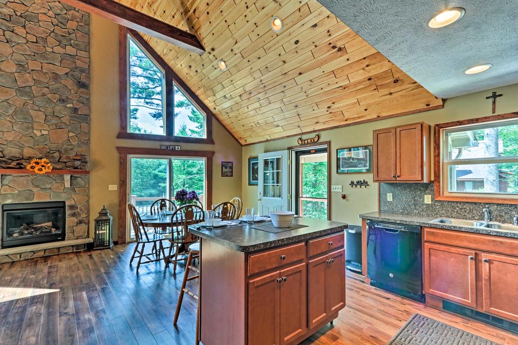 3-Story LK Harmony Resort Chalet With Fire Pit & Deck - thumb 0