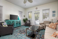 3BD/ 2.5BA Luxury Home Two Blocks to Upper King Tourism Bookings