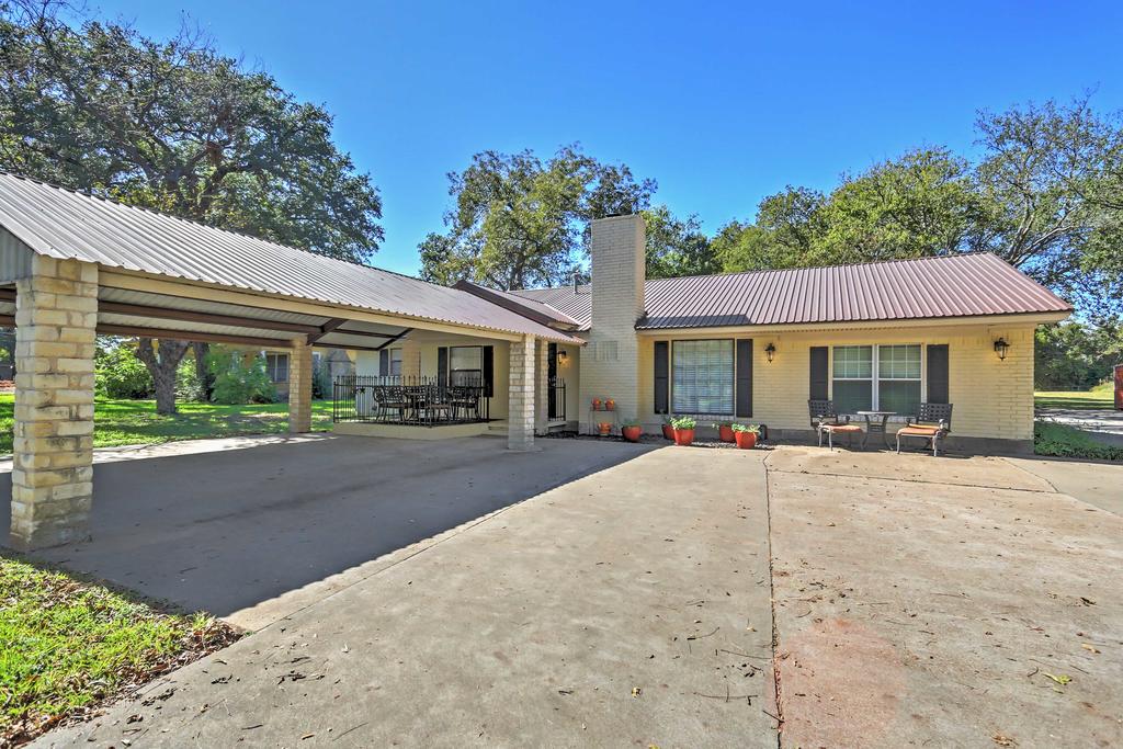 3BR Glen Rose House Walking Distance From Town! - thumb 2