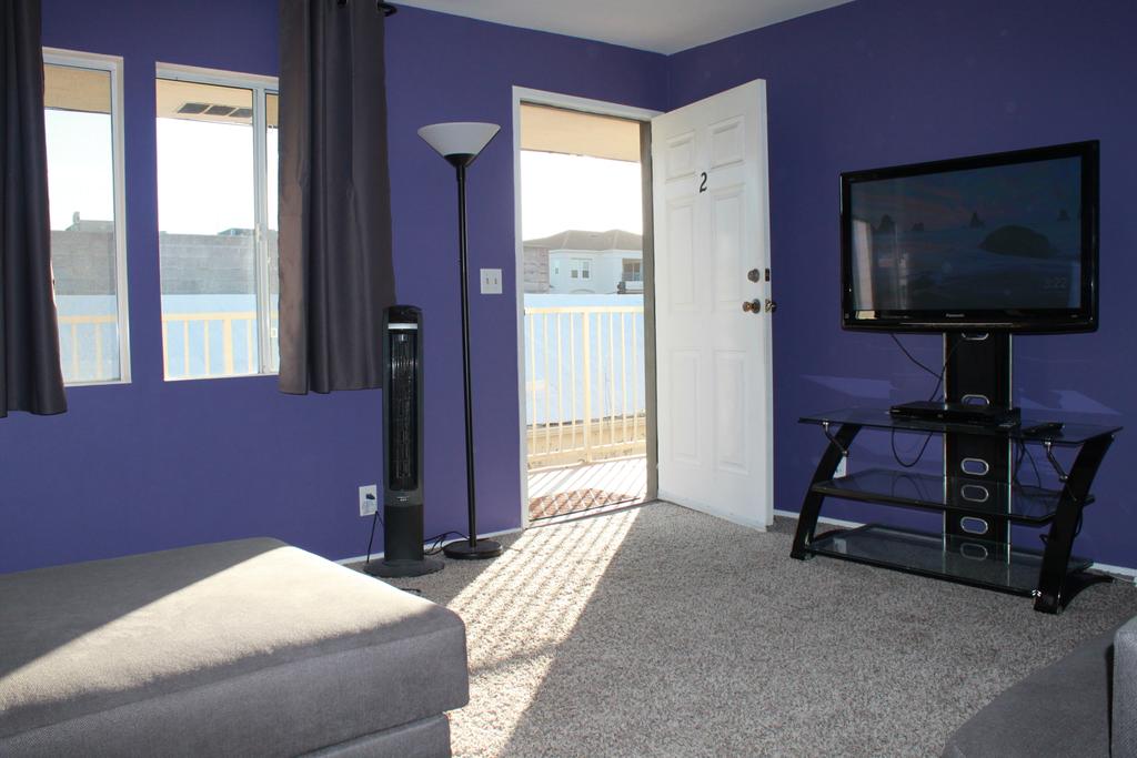 4 Blocks To The Beach! In The Heart Of Downtown! - thumb 3