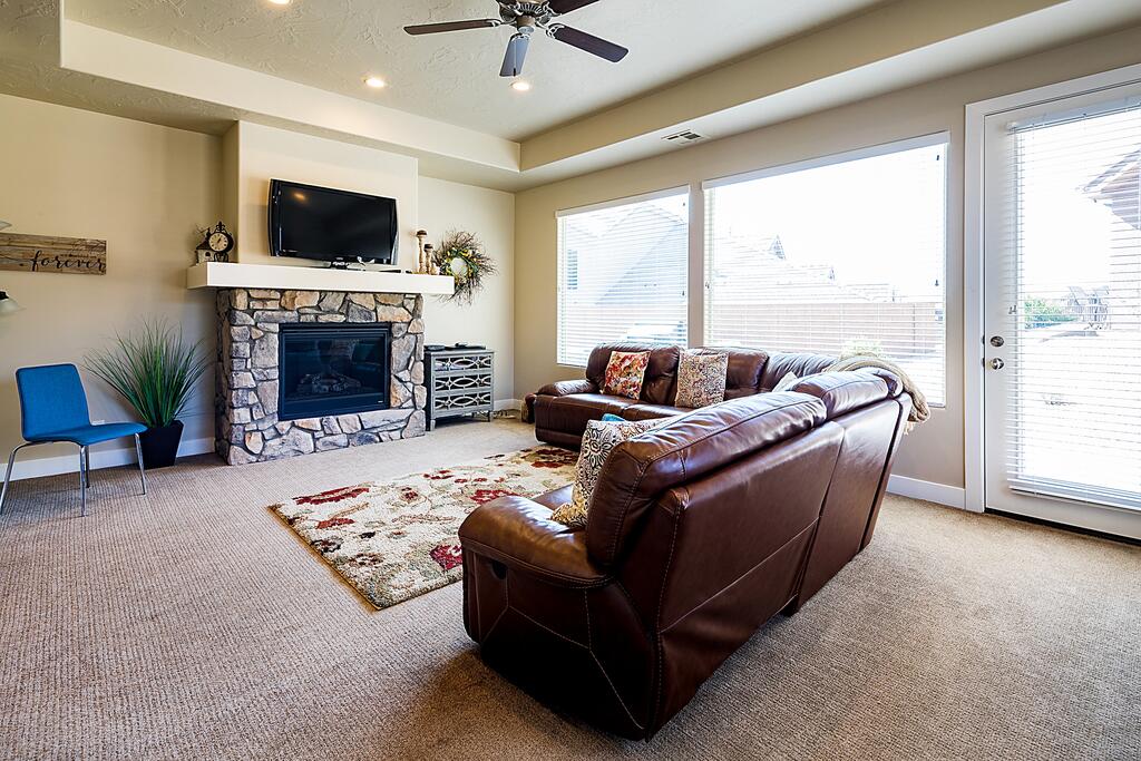 4246 Coral Ridge COZY, BEAUTIFUL TOWNHOME WITH LOTS OF ADDITIONAL PARKING! - thumb 2