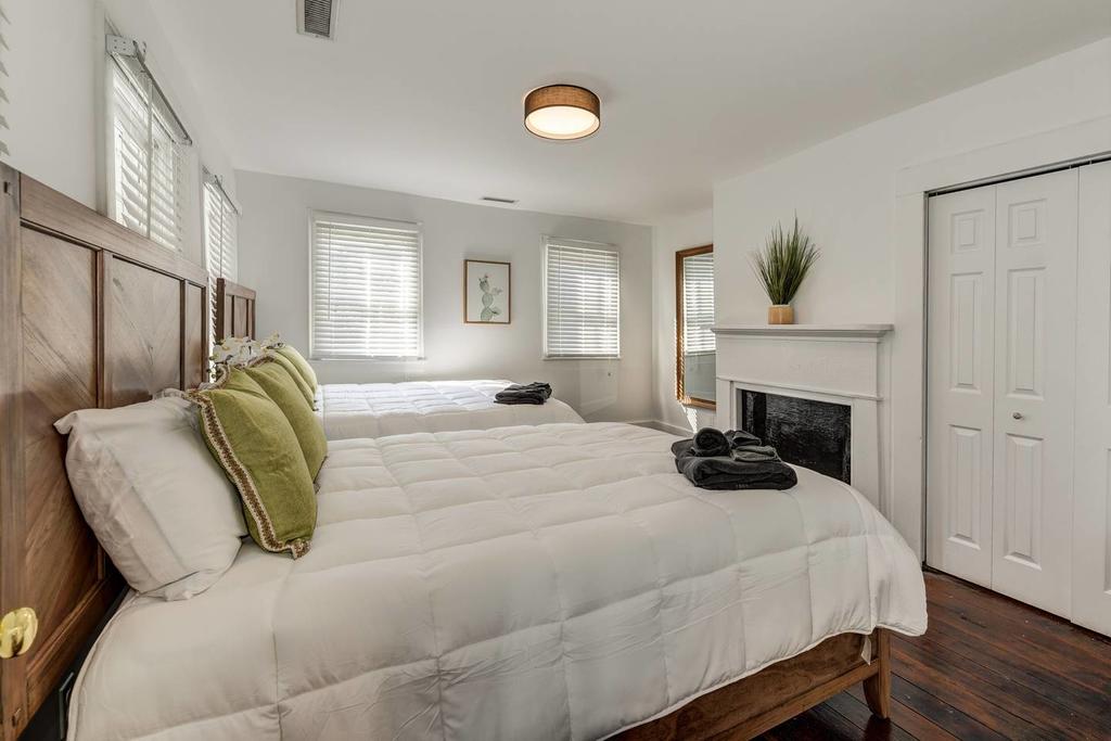 5 Bed Historic Home - Steps From King Street! - thumb 1