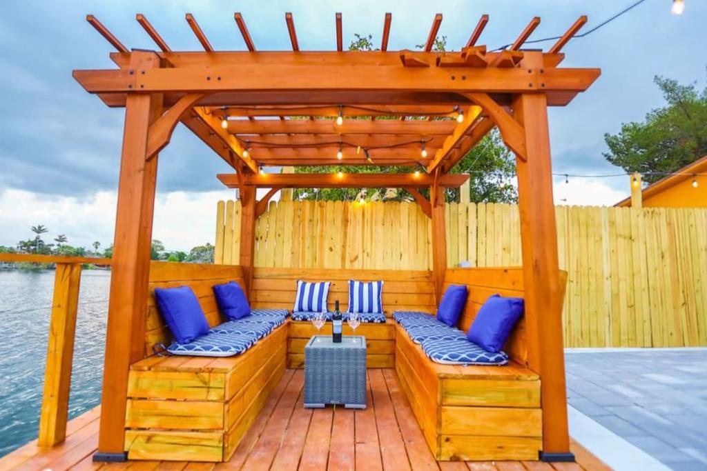 5 Star Pergola & Dine On Sun-Splashed Luxury Deck - thumb 0