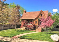 6-Bedroom Tudor in the Downtown Historic District Tourism Bookings