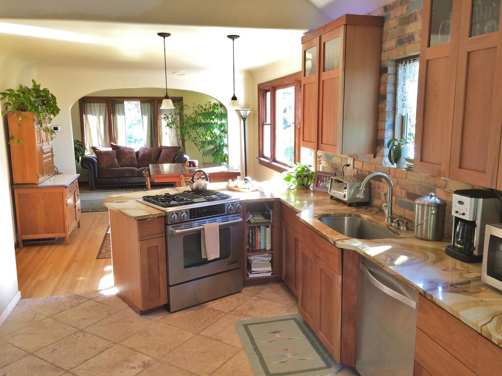 6-Bedroom Tudor In The Downtown Historic District - thumb 2