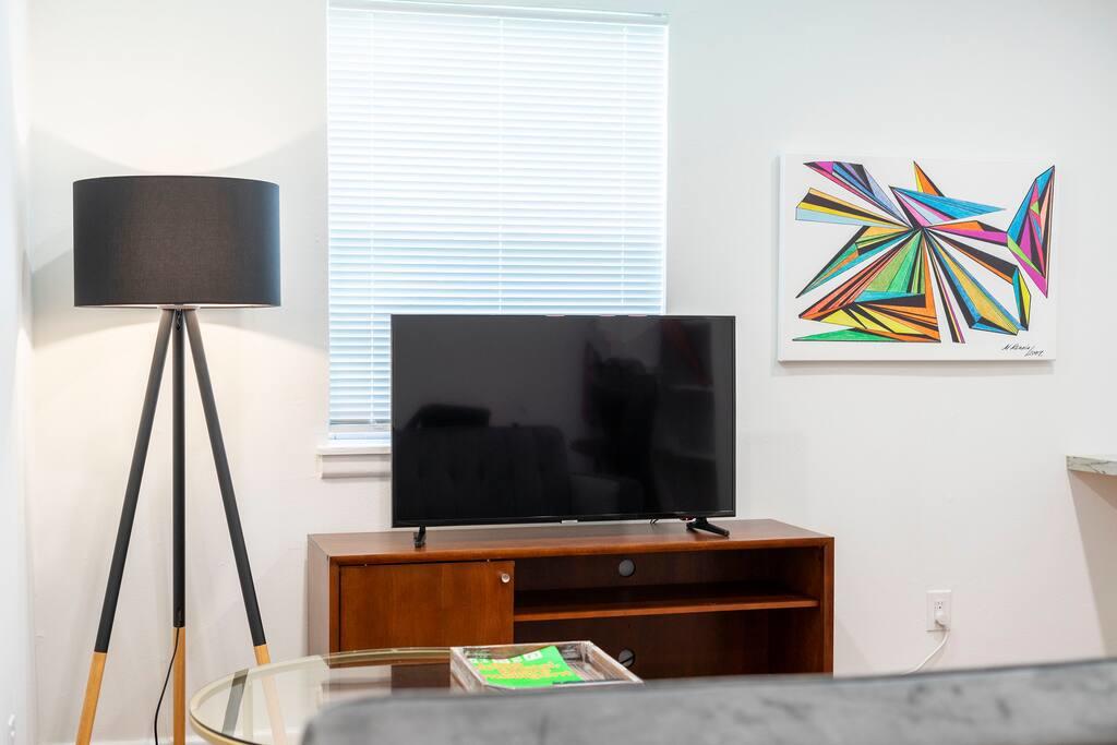 70s Retro Montrose W/Parking, Coffee And Netflix - thumb 2