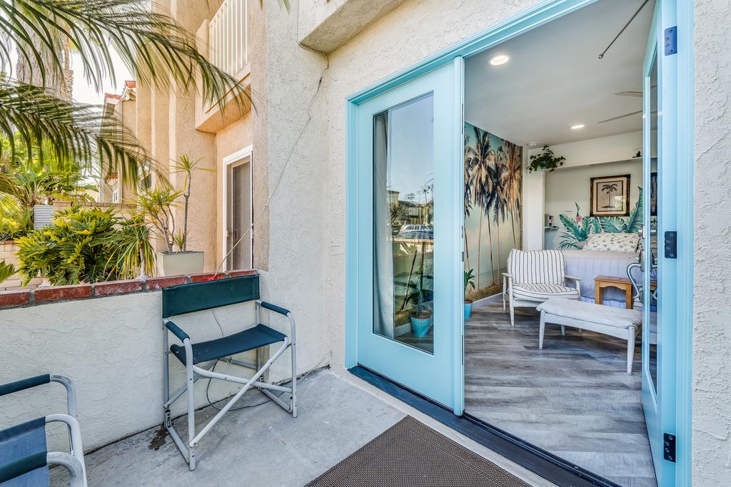 9 HB Fun House Steps To The Sand, Jacuzzi, Bikes & Foosball Table - thumb 2