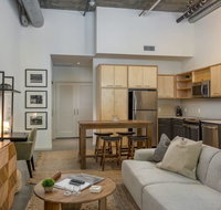 @ Middle of Hollywood: Chic loft, PET OK! - Tourism Bookings