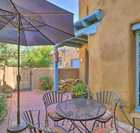 Adobe Townhome with Private Patio Less Than 1Mi to Canyon Road - Students Accommodation