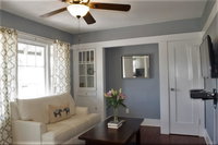 Adorable Craftsman Close to Downtown plus Parking Tourism Bookings