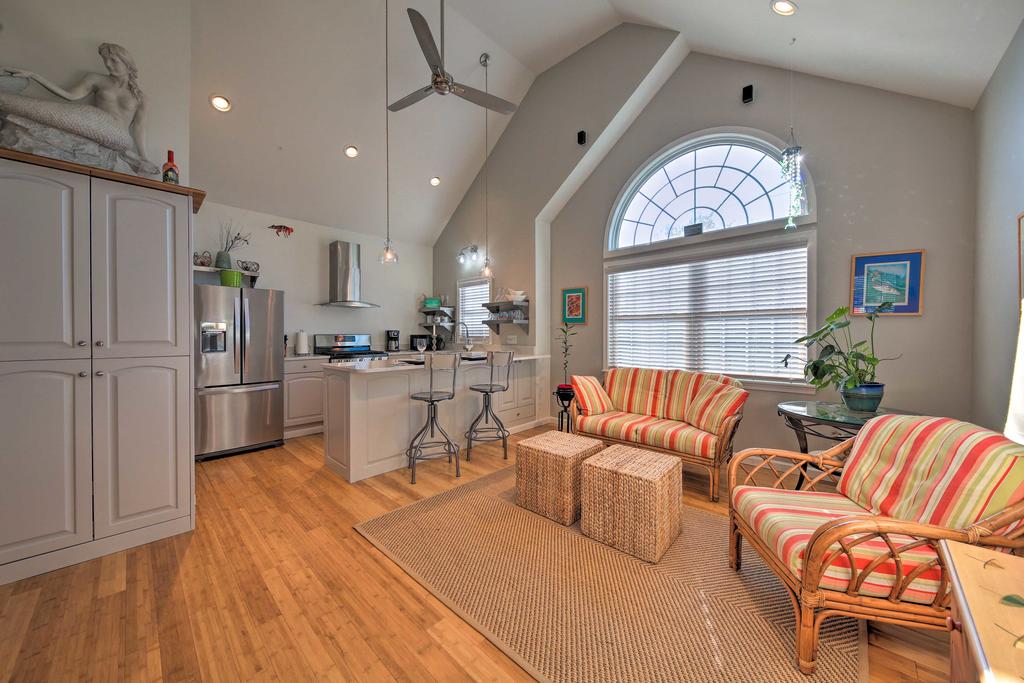 Airy Seaside Cottage With Pier, 3 Mi To Beach! - thumb 1