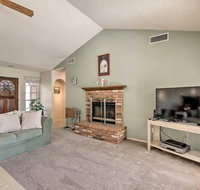 All-Season Abode with Pool and BBQ - Hike, Swim and Golf! - Students Accommodation