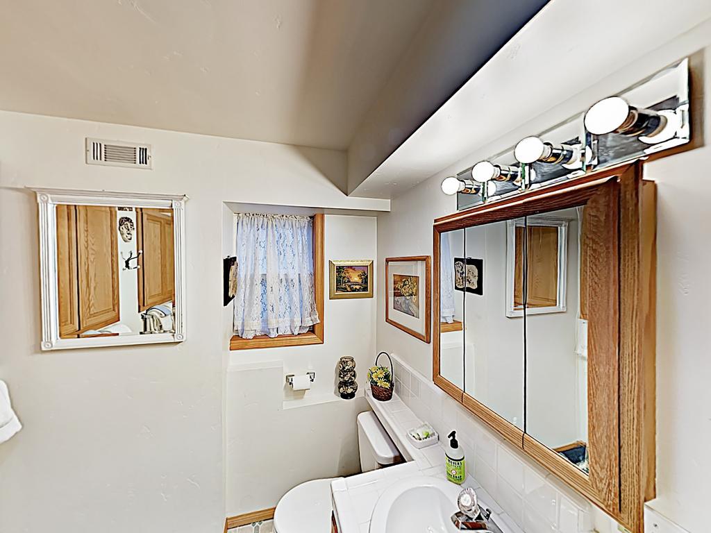 Alpine Getaway: Hot Tub, Game Room, Beach Access Home - thumb 2