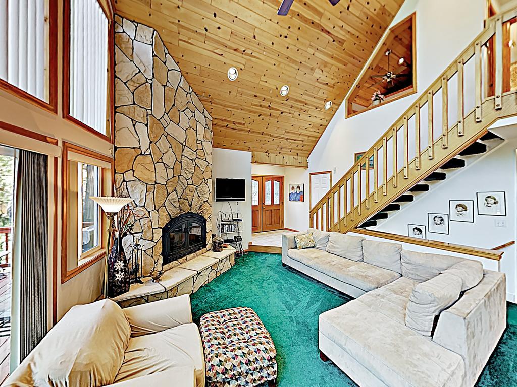 Alpine Getaway: Hot Tub, Game Room, Beach Access Home - thumb 3