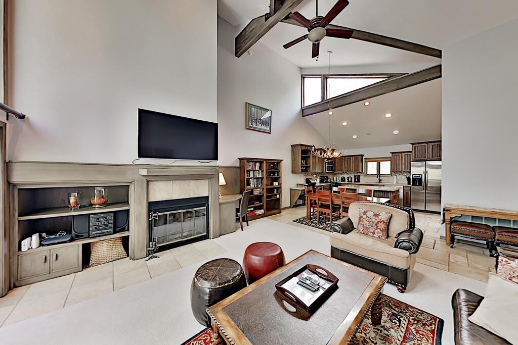 Alpine Retreat W/ Hot Tub - Near Skiing & Dining Townhouse - thumb 3