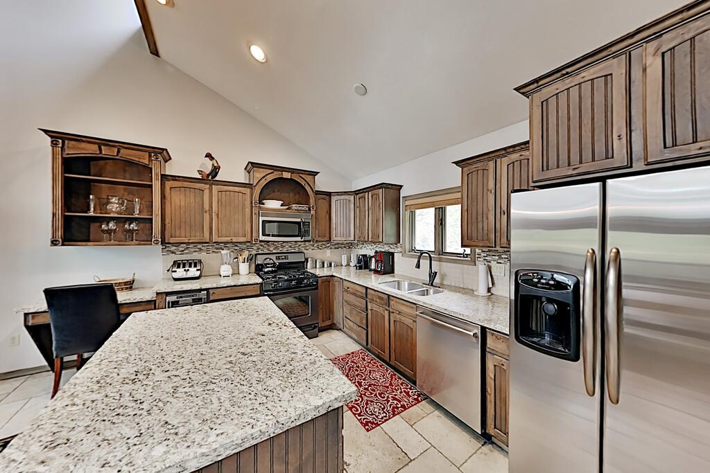 Alpine Retreat W/ Hot Tub - Near Skiing & Dining Townhouse - thumb 2