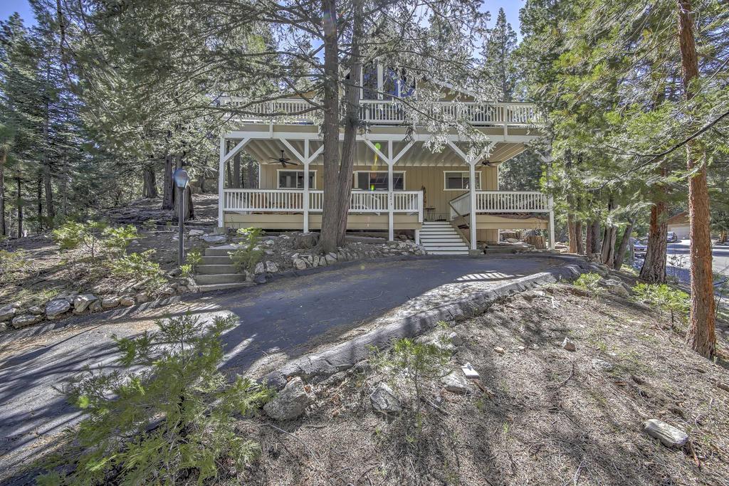 Amazing Lake Arrowhead Home Surrounded By Nature! - thumb 1