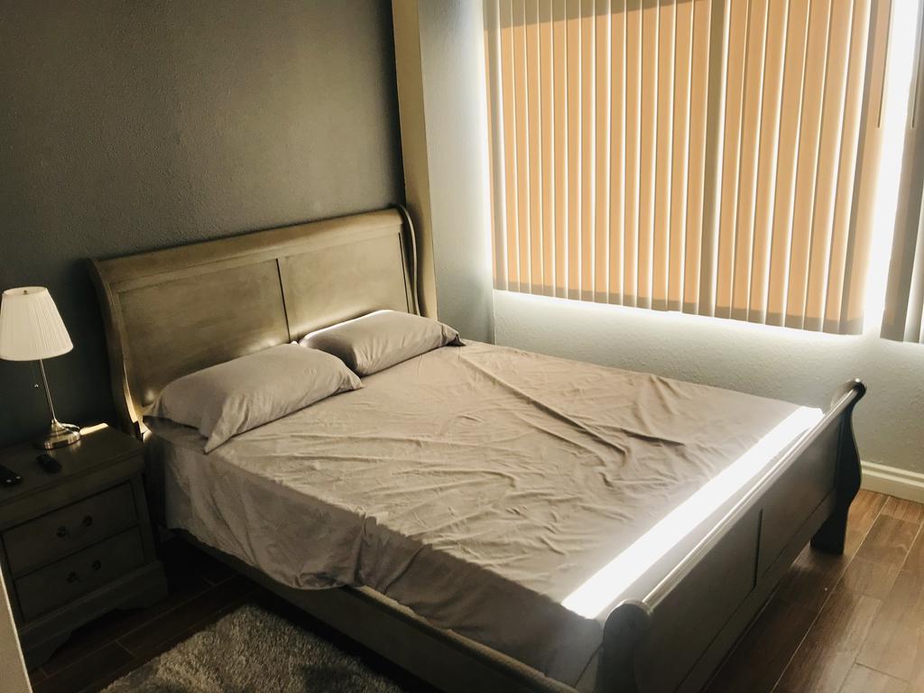 Amazing Spare Bedroom In Shared 2/B Condo Behind Convention Center - thumb 1