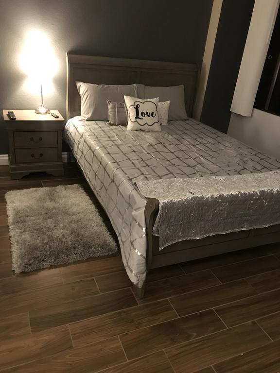 Amazing Spare Bedroom In Shared 2/B Condo Behind Convention Center - thumb 3