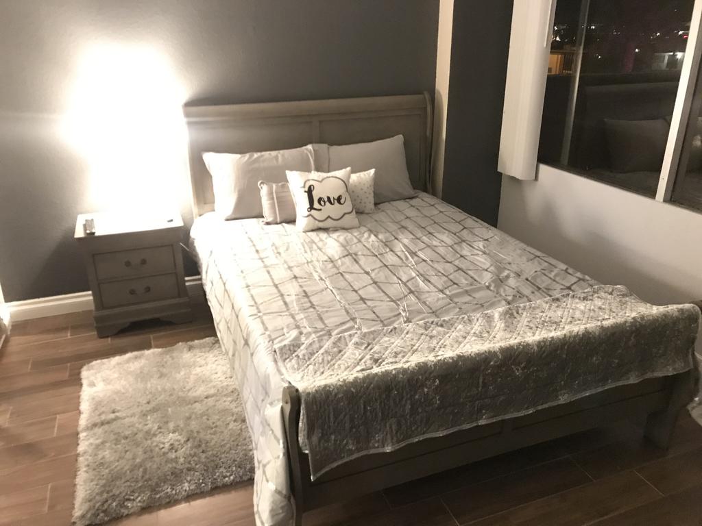 Amazing Spare Bedroom In Shared 2/B Condo Behind Convention Center - thumb 0