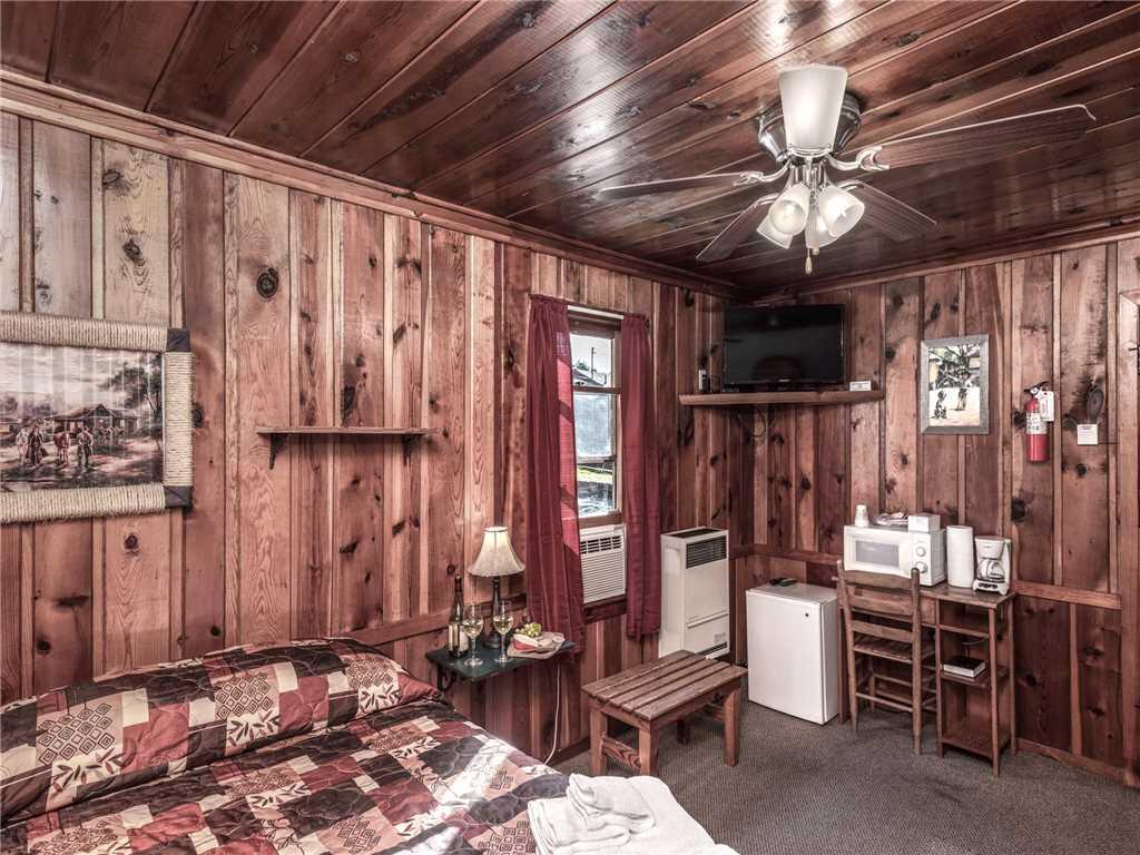 Apache Village 3, Queen Bed, Midtown, Sleeps 2 - thumb 3