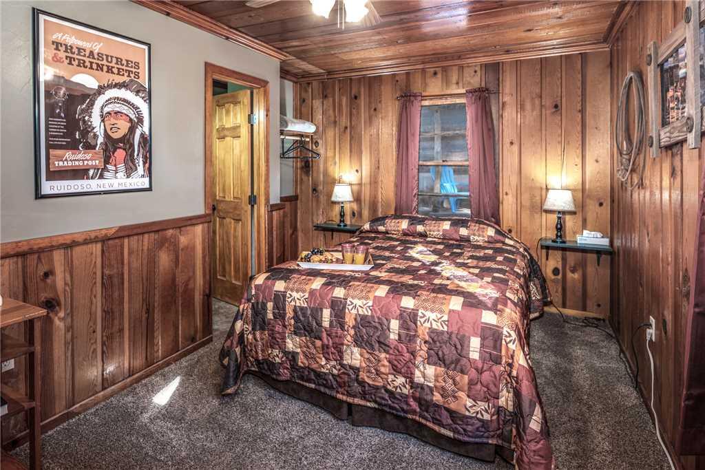 Apache Village 5, Queen Bed, Midtown, Sleeps 2 - thumb 3