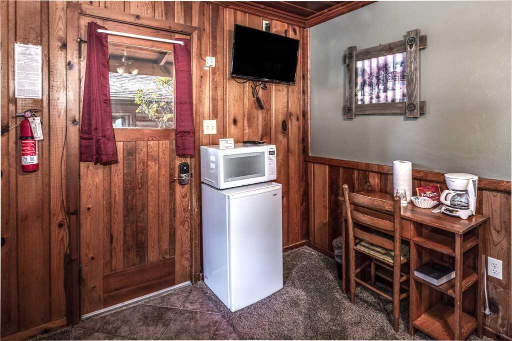 Apache Village 5, Queen Bed, Midtown, Sleeps 2 - thumb 1