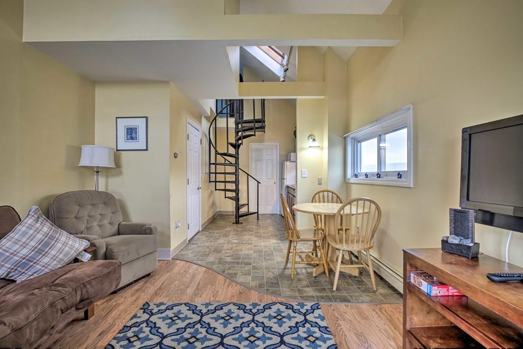 Apartment With Ocean Views - Walk To Hampton BCH! - thumb 1