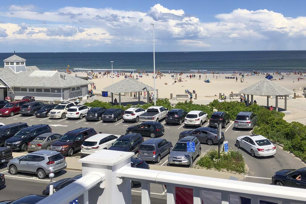 Apartment With Ocean Views - Walk To Hampton BCH! - thumb 2