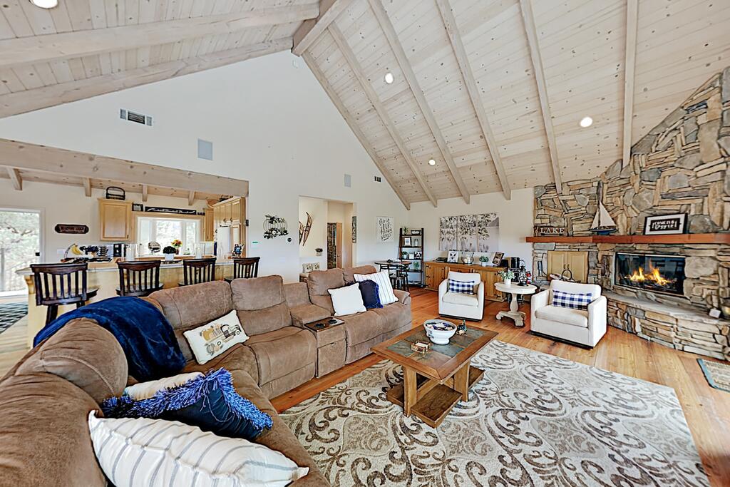 Bearfoot Lodge - Lake-View Escape W/ Private Decks Home - thumb 0