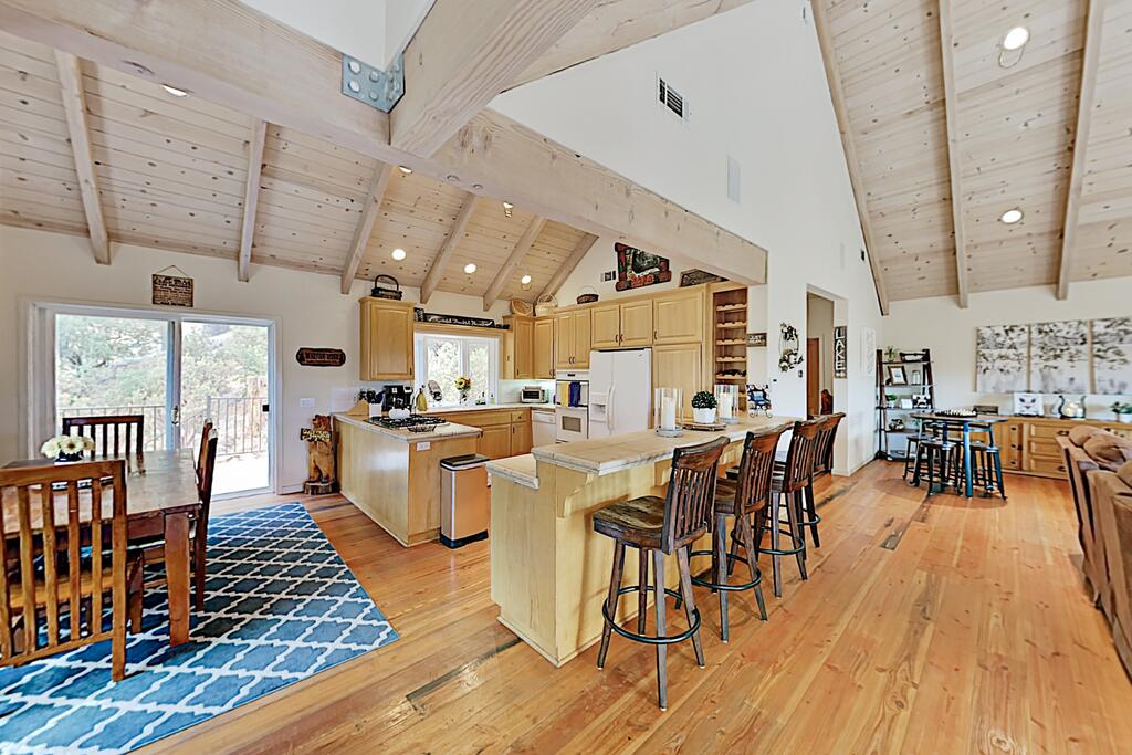 Bearfoot Lodge - Lake-View Escape W/ Private Decks Home - thumb 1