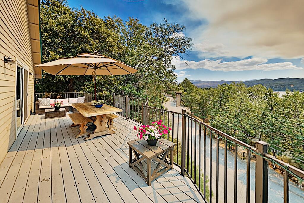 Bearfoot Lodge - Lake-View Escape W/ Private Decks Home - thumb 2