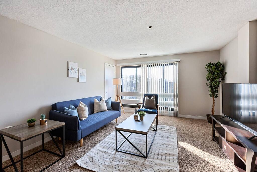 Beautiful 2-Bedroom Flat + Gym + Pool - thumb 1