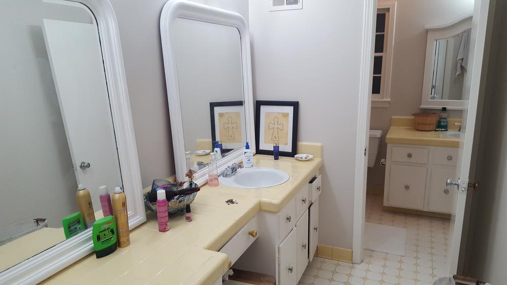 Beautiful 5 Bedroom, 3 Bathroom Single Family Home North Of Town! - thumb 1