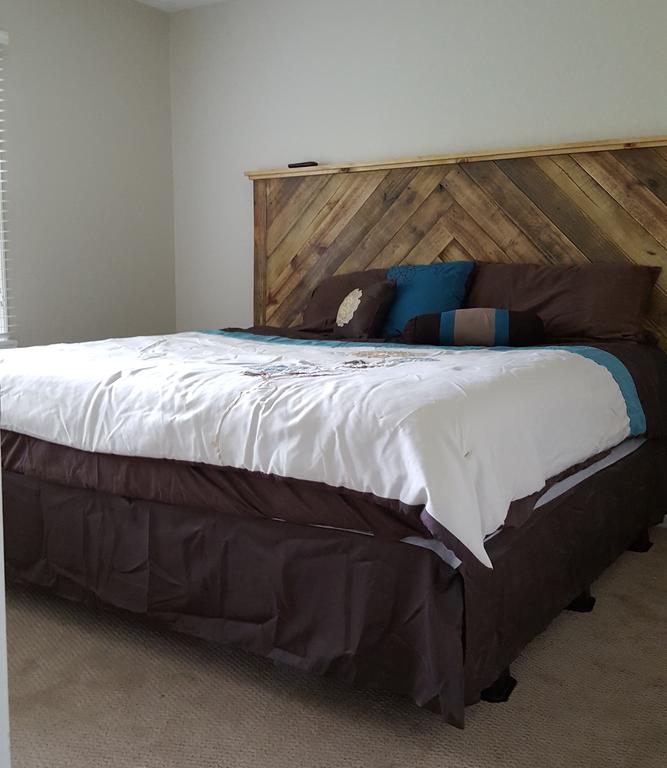 Beautiful 5 Bedroom, 3 Bathroom Single Family Home North Of Town! - thumb 3