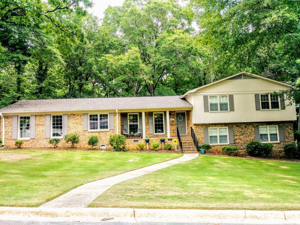 Beautiful 5 Bedroom, 3 Bathroom Single Family Home North Of Town! - thumb 0