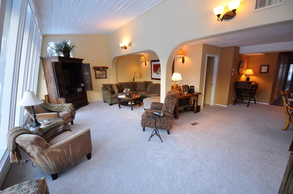 Beautiful Creekside Home W/ Hot Tub - thumb 0