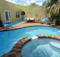 Beautiful Home with a Magical Pool - Students Accommodation