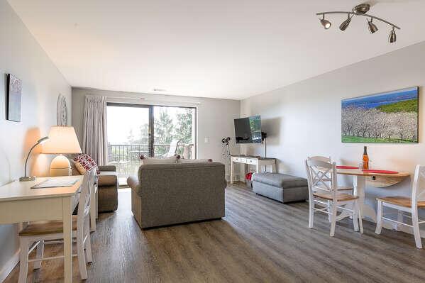 Beautiful Lake View Golf Course Condo - thumb 2