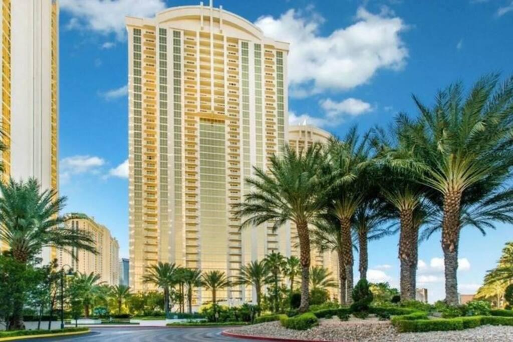 Beautiful Mountain View 1BR With Balcony- Free Valet - No Resort Fees - thumb 2