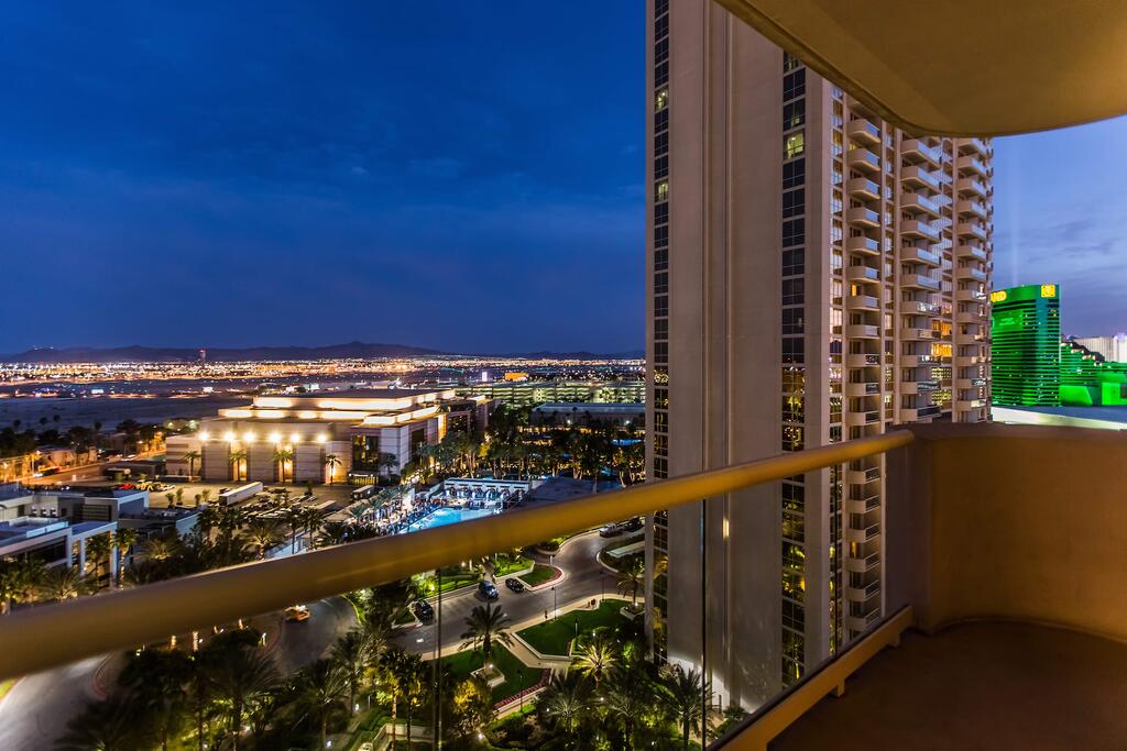Beautiful Mountain View 1BR With Balcony- Free Valet - No Resort Fees - thumb 0