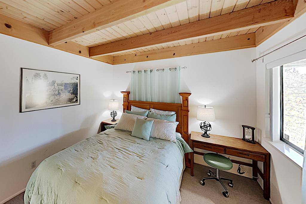 Beautiful Retreat: Lake/Mountain Views & Game Room Home - thumb 1