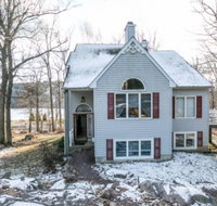 Beautiful Ski & Mountain View Home by the Lake - Tourism Bookings