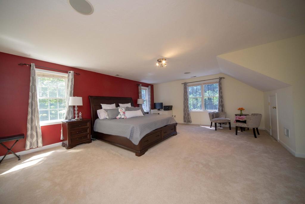 Beautiful South Shore Hidden Gem Next To Train Station Near Boston - thumb 2