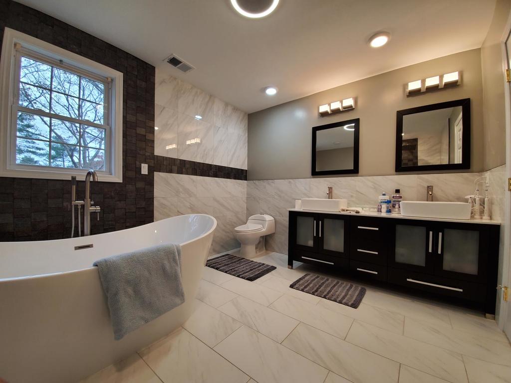 Beautiful South Shore Hidden Gem Next To Train Station Near Boston - thumb 3