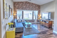 Beautiful townhouse 8 can sleep Tourism Bookings