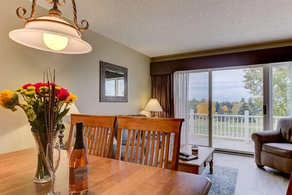 Beautiful Updated 2 Bedroom Golf Course Condo - thumb 0