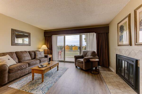 Beautiful Updated 2 Bedroom Golf Course Condo - thumb 1