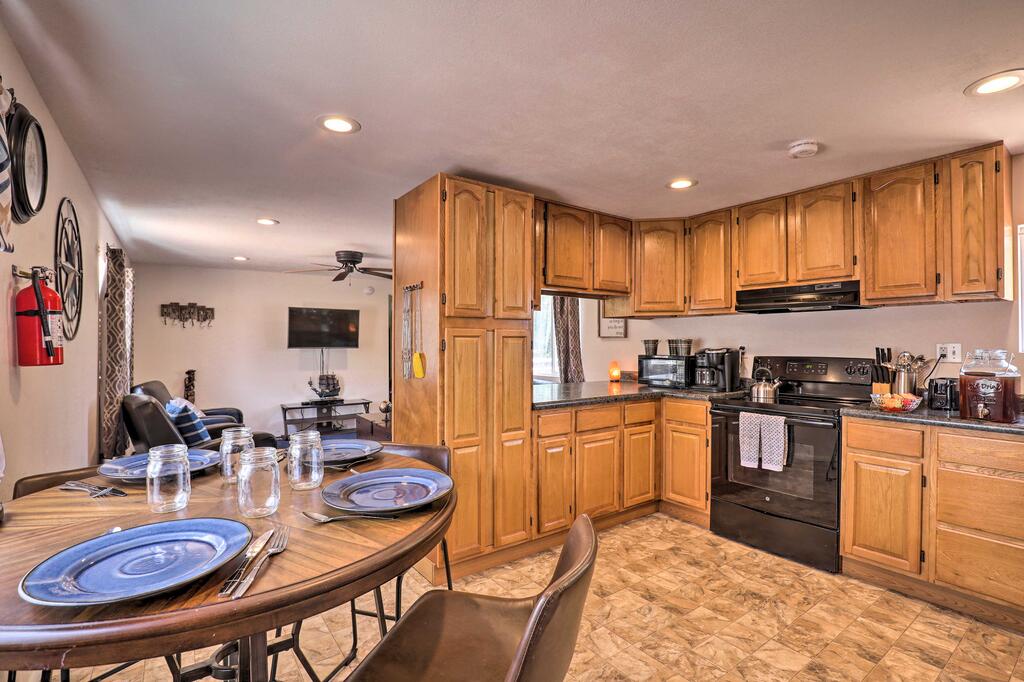 Big 5 Home Base With Fire Pit, 9 Mi To Lone Rock - thumb 3