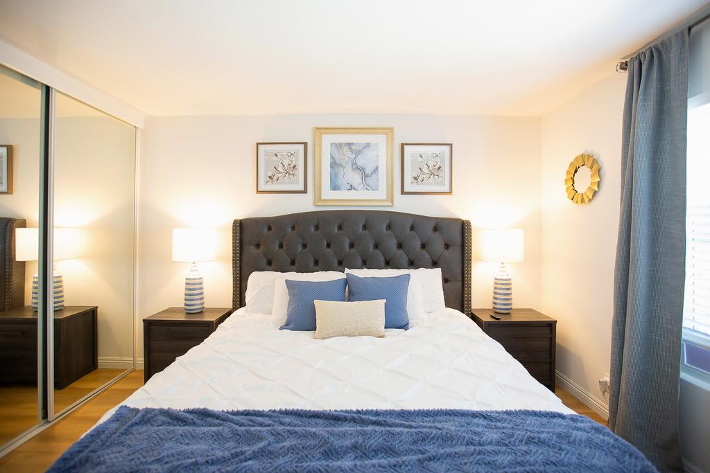 Big Balcony - Parking Spot - King Bed - Fast WiFi - thumb 2
